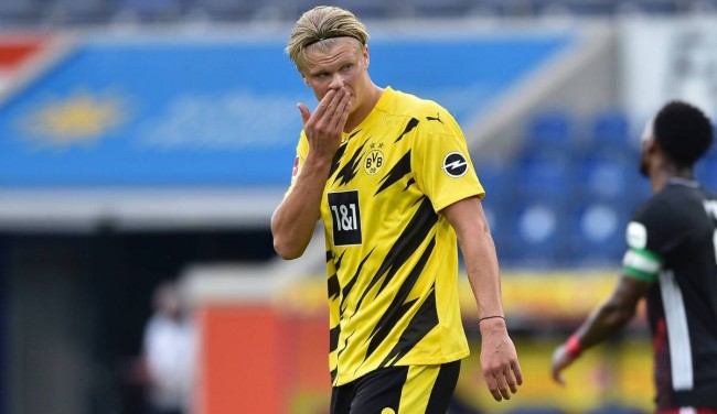 韦斯利-福法纳：埃斯特旺像队中的小宝宝，我们都在帮他适应（韦斯利·福法纳：埃斯特旺像队里最小的孩子，大家正帮他尽快融入）